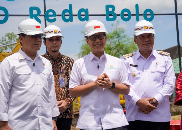 Menteri Kesehatan Budi Gunadi Sadikin, Kepala Staf Kepresidenan A M Putranto, dan pejabat lainnya saat peletakan batu pertama pembangunan RSUD Reda Bolo, Kabupaten Sumba Barat Daya, Nusa Tenggara Timur, Jumat (17/1/2025). (Dok/Kemenkes)