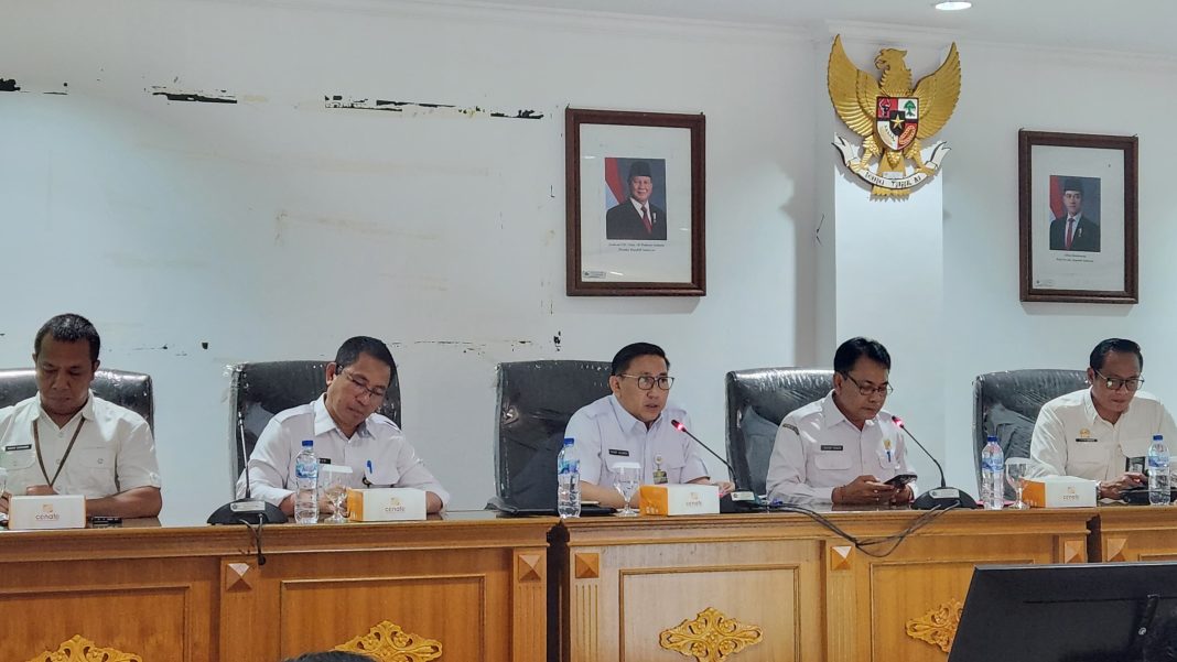 Rapat Koordinasi Penyakit Hewan Menular Strategis yang digelar di Kantor Dinas Pertanian dan Ketahanan Pangan Bali, dihadiri oleh berbagai pihak terkait untuk membahas langkah pencegahan PMK. (Dok/Humas PKH)