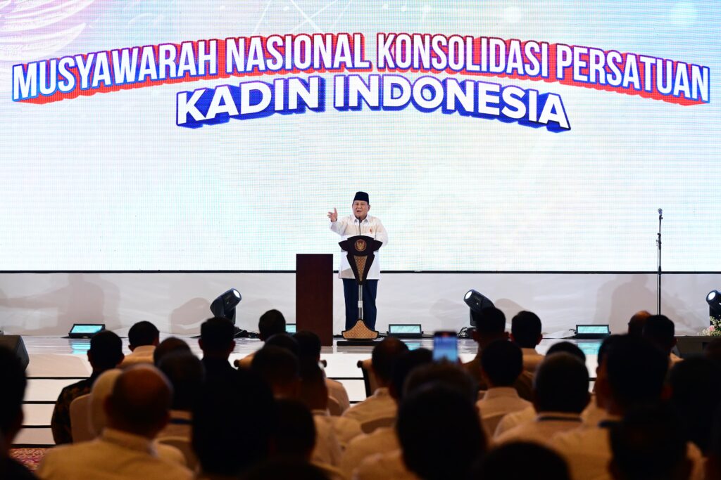Presiden Prabowo Subianto memberikan pengarahan dalam acara “Musyawarah Nasional Konsolidasi Persatuan Kadin Indonesia” yang digelar di Hotel The Ritz-Carlton, Mega Kuningan, Jakarta, pada Kamis (16/01/2025). (Dok/BPMI Setpres)