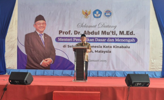 Mendikdasmen Abdul Mu`ti memberikan sambutan di Community Learning Centre Hanim, Kota Kinabalu, pada Selasa (28/1/2025). (Dok/Kemendikdasmen)