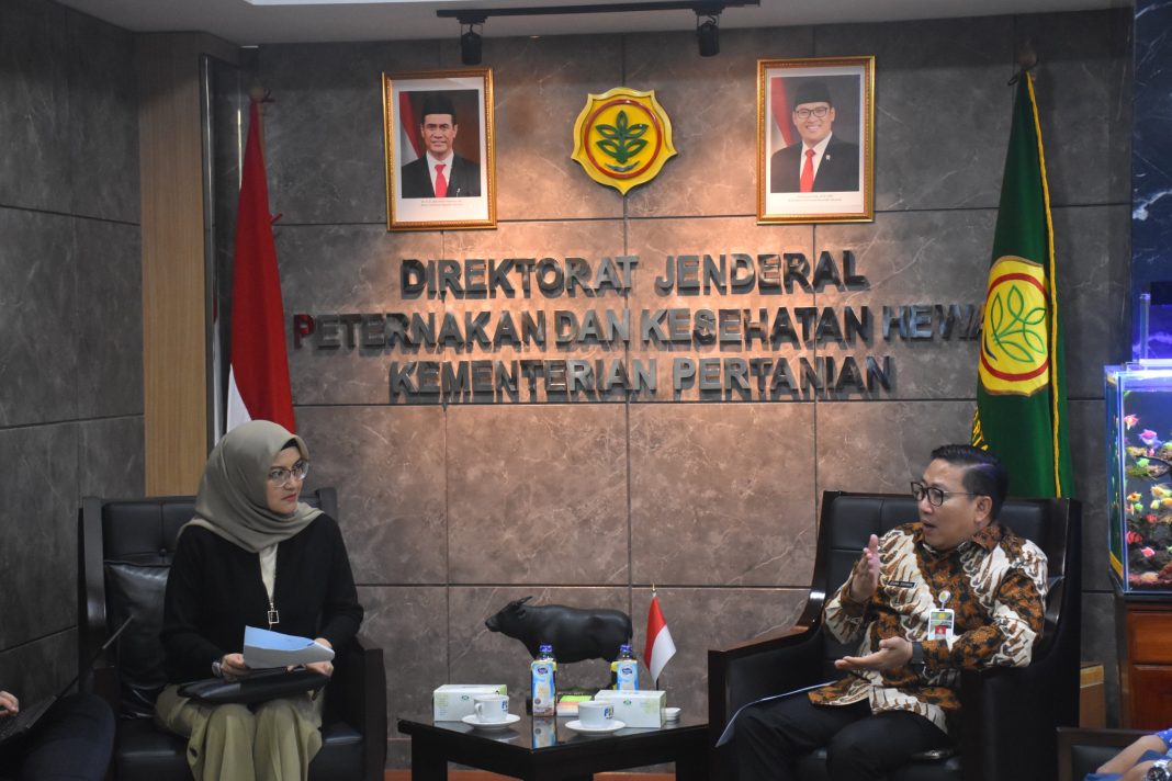 Staf Khusus Wakil Presiden RI, Tina Talisa, bersama Dirjen Peternakan dan Kesehatan Hewan Kementan, Agung Suganda, membahas percepatan sertifikasi NKV dan halal di Kantor Pusat Kementan, Jakarta, Rabu (22/1/2025). (Dok/Humas PKH)