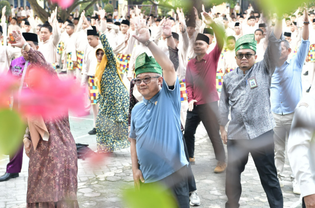 Menteri Pendidikan Dasar dan Menengah, Abdul Mu'ti, memberikan motivasi kepada siswa SMPN 4 Pekanbaru untuk menerapkan 7 Kebiasaan Anak Indonesia Hebat, pada Jumat (10/1/2025). (Dok/Kemendikdasmen)