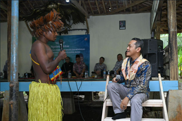 Wamendikdasmen, Fajar Riza Ul Haq, berdialog dengan siswa SMK Bakti Karya Parigi pada Sabtu (25/1/2025), di Kabupaten Pangandaran, Jawa Barat. (Dok/Kemendikdasmen)