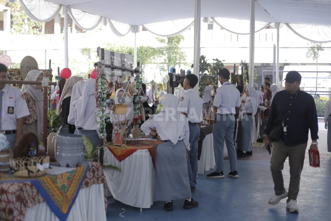 Siswa SMAN 1 Maos, Kabupaten Cilacap, terlibat dalam kegiatan edukasi energi bersih yang difasilitasi oleh Pertamina melalui program Sekolah Energi Berdikari. (Dok/Pertamina)