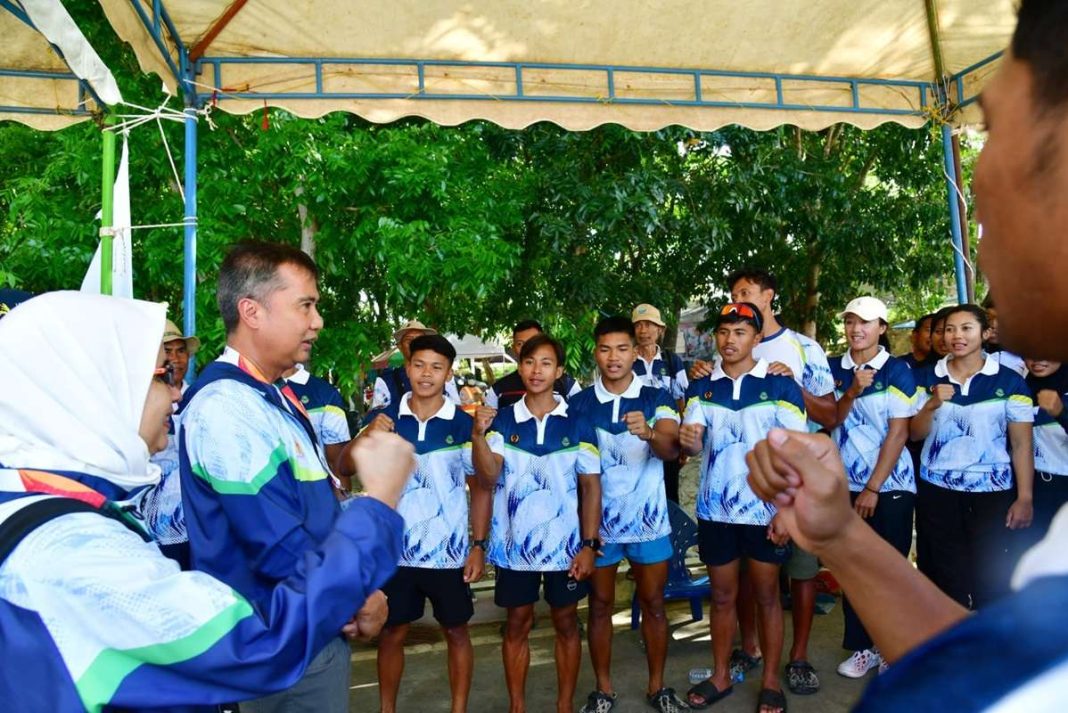 Penjabat Gubernur Jawa Barat, Bey Machmudin, memberikan motivasi kepada atlet PON Jabar sebelum keberangkatan ke Aceh-Sumut. (Dok/Humas Jabar)