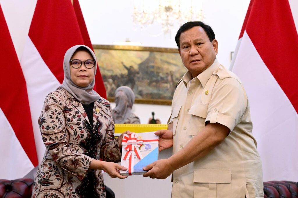 Presiden Prabowo Subianto menerima Ikhtisar Hasil Pemeriksaan Semester (IHPS) I Tahun 2024 dari Ketua Badan Pemeriksa Keuangan (BPK) RI, Isma Yatun, di Istana Merdeka, Jakarta, Kamis (02/01/2025). (Dok/BPMI Setpres)