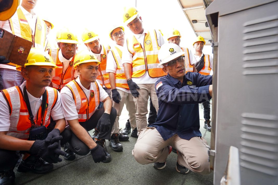 Local Heroes mengikuti pelatihan sertifikasi ketenagalistrikan sebagai bagian dari program Desa Energi Berdikari (DEB). (Dok/Pertamina)