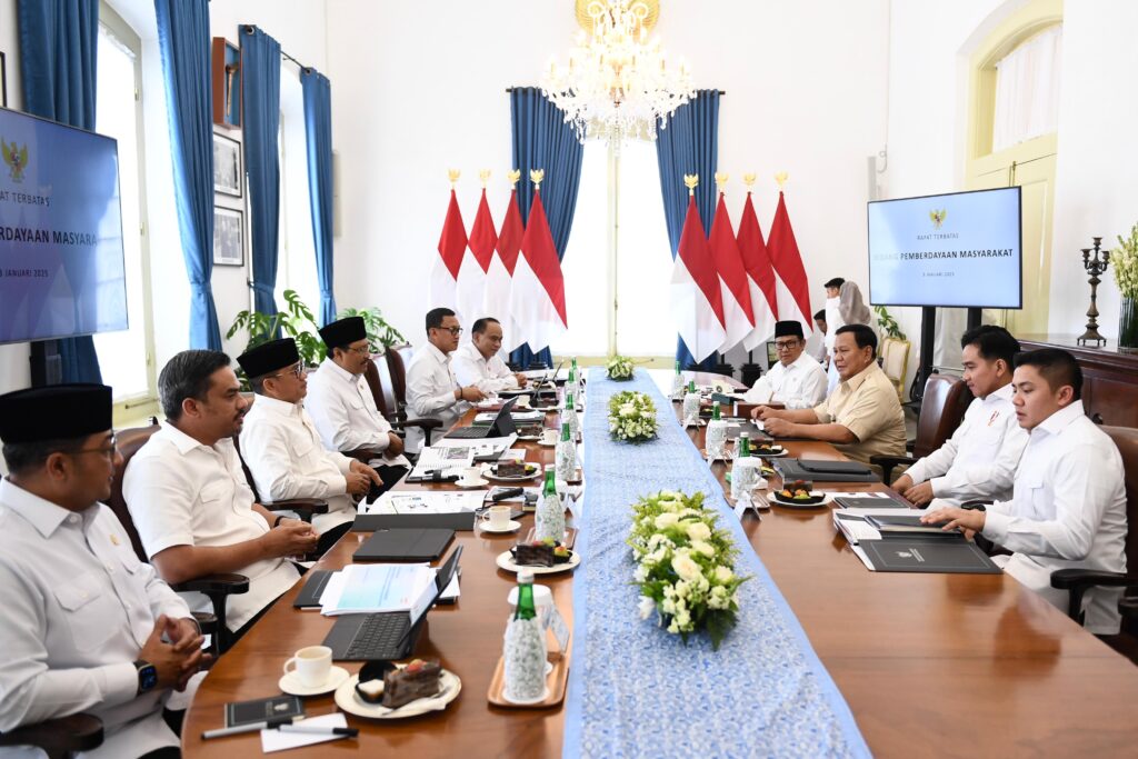 Presiden Prabowo Subianto menerima menteri koordinator (Menko) dan sejumlah menteri di bawah Kementerian Koordinator Bidang Pemberdayaan Masyarakat di Istana Bogor, Jawa Barat, Jumat (03/01/2025). (Dok/BPMI Setpres)