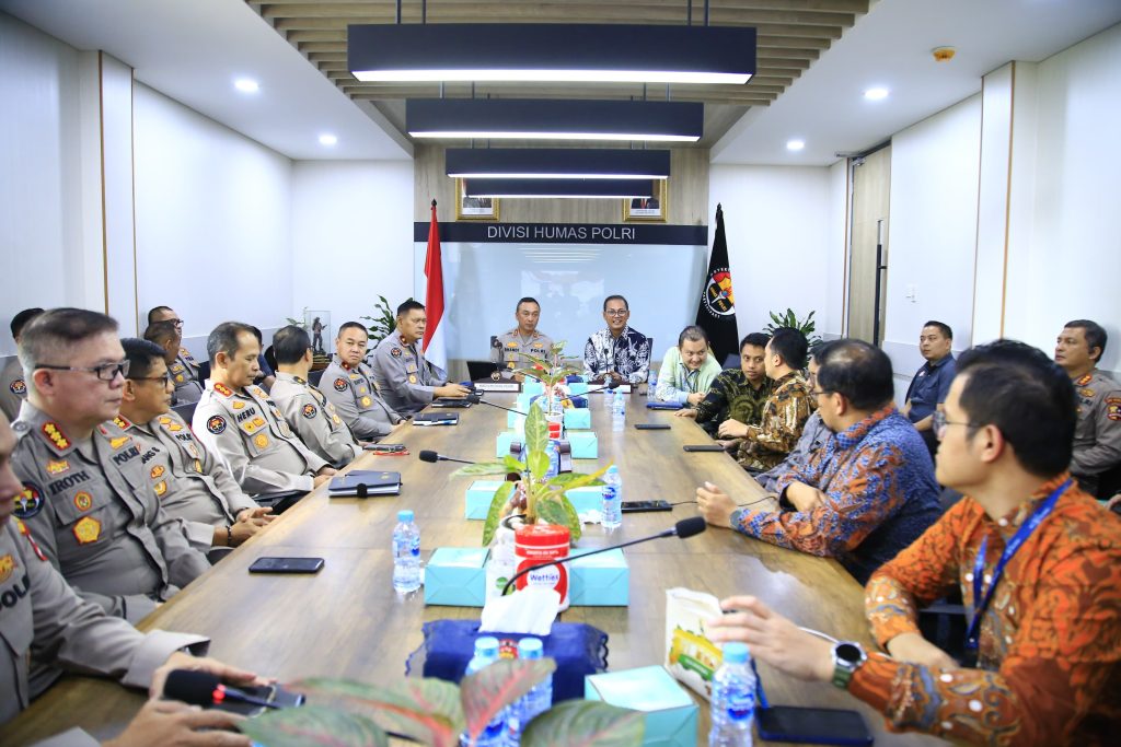 Kadiv Humas Polri Irjen Pol Sandi Nugroho bersama Tim Audit BPK RI saat kunjungan pemeriksaan laporan keuangan Divisi Humas Polri, Kamis (23/1/2025). (Dok/Humas Polri)