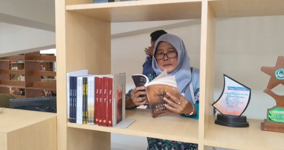 Salah satu pengunjung sedang melihat koleksi buku di Perpustakaan Daerah Kabupaten Rembang. (Dok/Diskominfo Jateng)