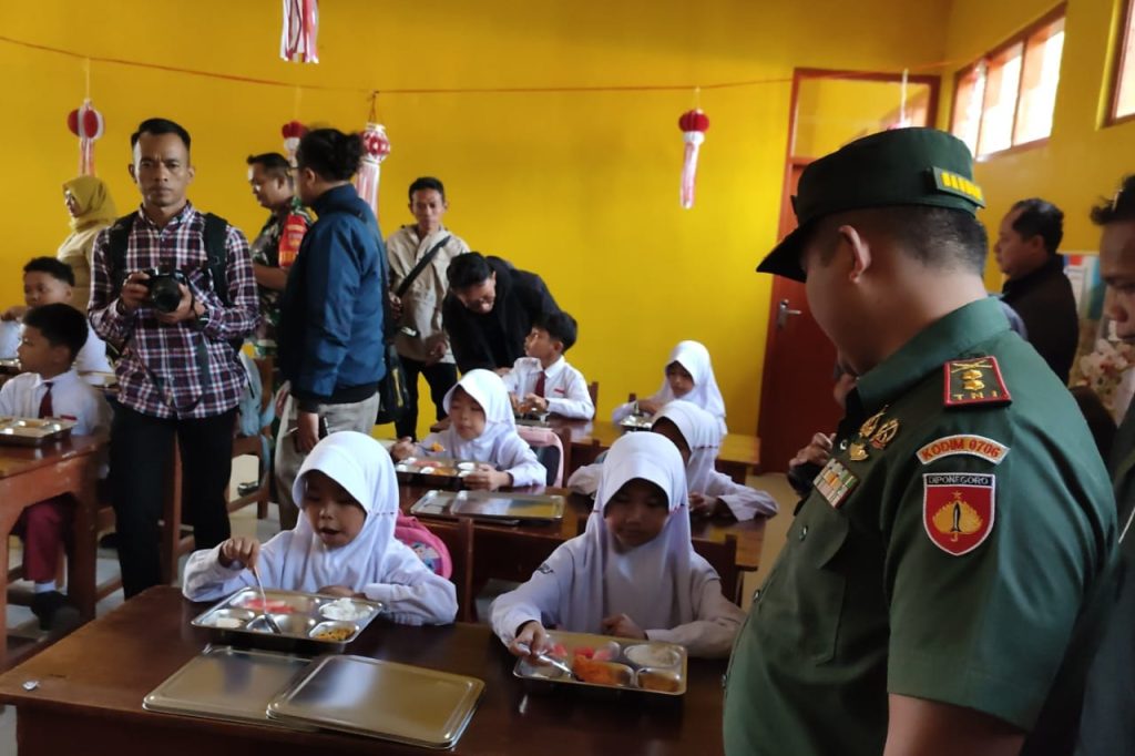 Siswa di SD Madureso menikmati makanan bergizi dalam rangka uji coba program Makan Bergizi Gratis pada Senin (13/1/2025). (Dok/Diskominfo Jateng)