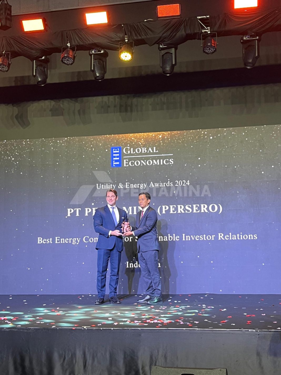 Pertamina menerima penghargaan internasional dalam kategori Investor Relations Berkelanjutan pada The Global Economics Awards 2024 di Bangkok, Rabu (08/01/2025). (Dok/Pertamina)