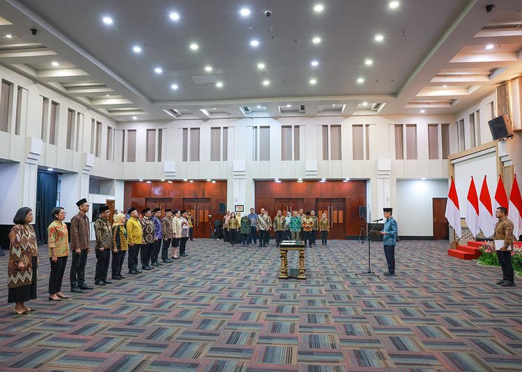 Menteri Kesehatan RI, Budi Gunadi Sadikin, melantik pejabat Pimpinan Tinggi Madya di lingkungan Kementerian Kesehatan, Senin (7/1/2025), di Auditorium Siwabessy, Gedung Prof Sujudi. (Dok/Kemenkes)