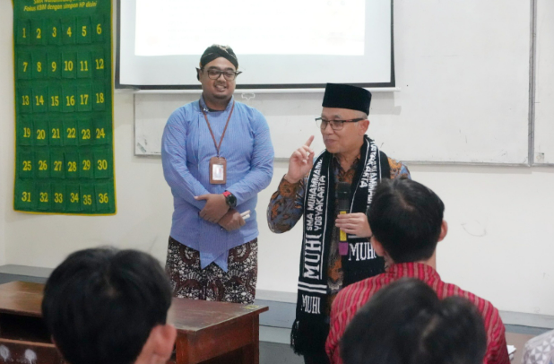 Wakil Menteri Pendidikan Atip Latipulhayat memberikan semangat kepada siswa SMA Muhammadiyah 1 Yogyakarta dalam kunjungan kerja pada Kamis (16/1/2025). (Dok/Kemendikdasmen)