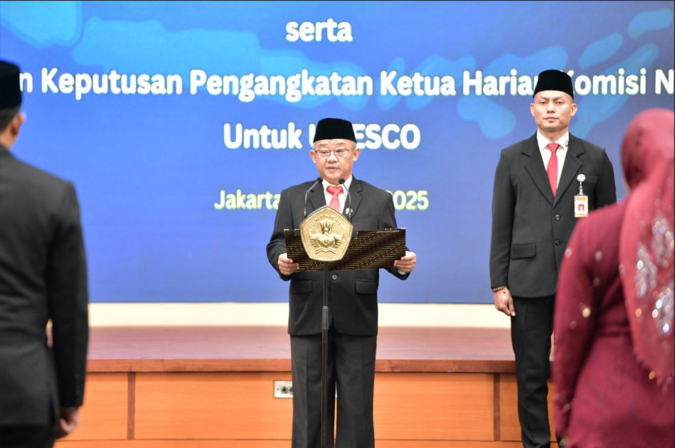 Menteri Pendidikan Dasar dan Menengah, Abdul Mu’ti, memberikan sambutan setelah melantik pejabat baru di lingkungan Kemendikdasmen pada Selasa (7/1/2025), di Graha Utama, Gedung A Kemendikdasmen, Jakarta. (Dok/Kemendikdasmen)