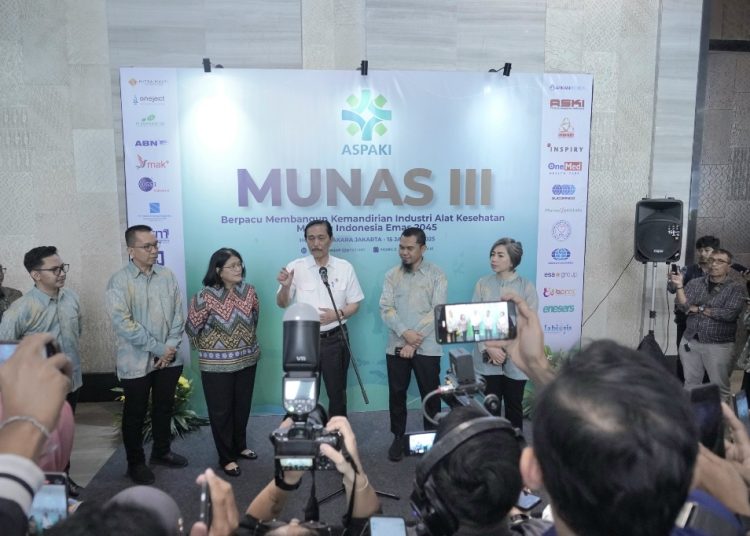 Ketua Dewan Ekonomi Nasional Luhut Binsar Pandjaitan memberikan sambutan dalam Musyawarah Nasional (Munas) ke-3 ASPAKI di Birawa Ballroom, Hotel Bidakara, Jakarta, pada Rabu (15/1/2024). (Dok/Kemenkes)