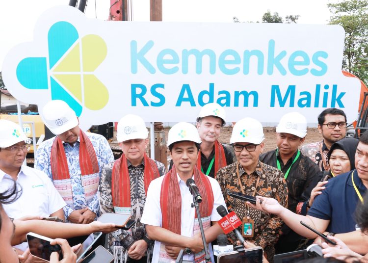 Wakil Menteri Kesehatan Prof Dante Saksono Harbuwono saat groundbreaking Gedung Onkologi Terpadu RSUP Adam Malik Medan pada Kamis (16/1/2025). (Dok/Kemenkes)