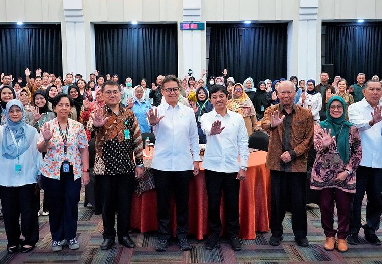 Suasana peluncuran Buku Panduan dan Lembar Balik Tuberkulosis oleh Kemenkes RI di Aula Siwabessy, Gedung Prof Sujudi, Jakarta, Rabu (22/1/2025). (Dok/Kemenkes)