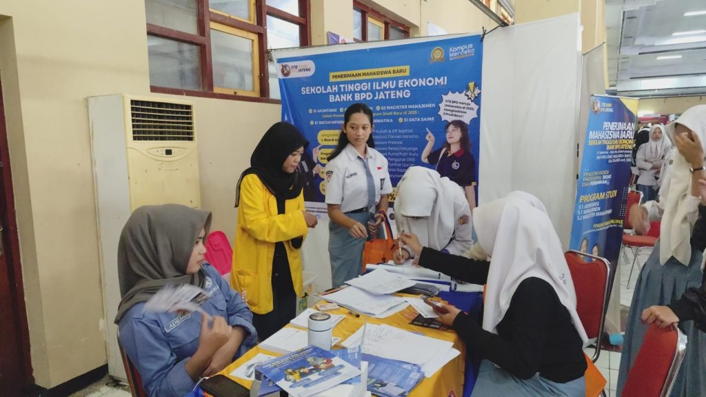 Para siswa mengunjungi stan perguruan tinggi di Edu Fair 2025, yang digelar di Gedung Balai Kartini Rembang, Selasa (14/1/2025). (Dok/Diskominfo Jateng)