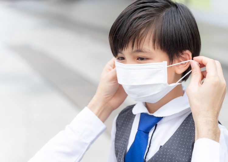 Penggunaan masker sebagai langkah pencegahan terhadap penyebaran virus, termasuk HMPV, yang dapat menular melalui percikan droplet. (Dok/Kemenkes)