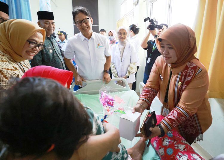 Menkes Budi Gunadi Sadikin memastikan kesiapan puskesmas di Kubu Raya untuk melaksanakan program cek kesehatan gratis bagi masyarakat, Jumat (10/1/2025). (Dok/Kemenkes)