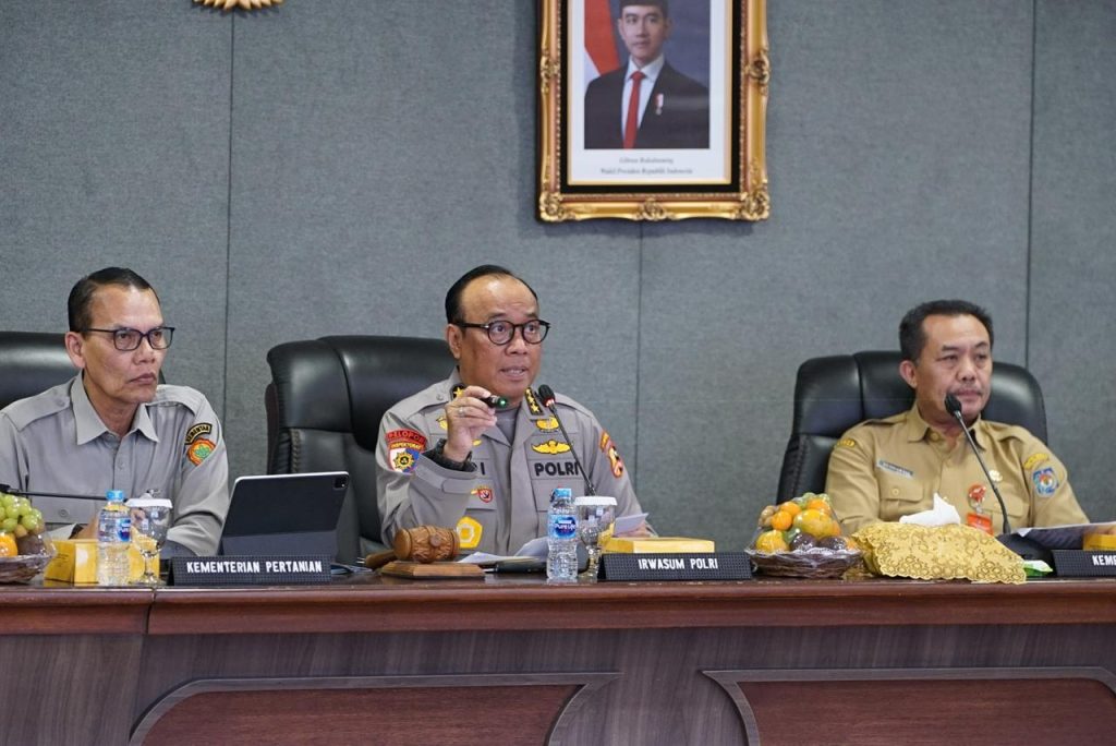 Irwasum Polri, Komjen Dedi Prasetyo, memimpin rapat koordinasi terkait pengawasan ketahanan pangan, di Jakarta, pada Senin (13/1/2025). (Dok/Humas Polri)