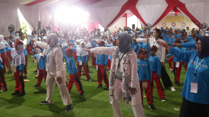 Ibu Menteri Pendidikan Dasar dan Menengah, Masmidah Abdul Mu'ti, mengikuti senam Anak Indonesia Hebat bersama siswa SDN Taman, Serang, pada Selasa (14/1/2025). (Dok/Kemendikdasmen)