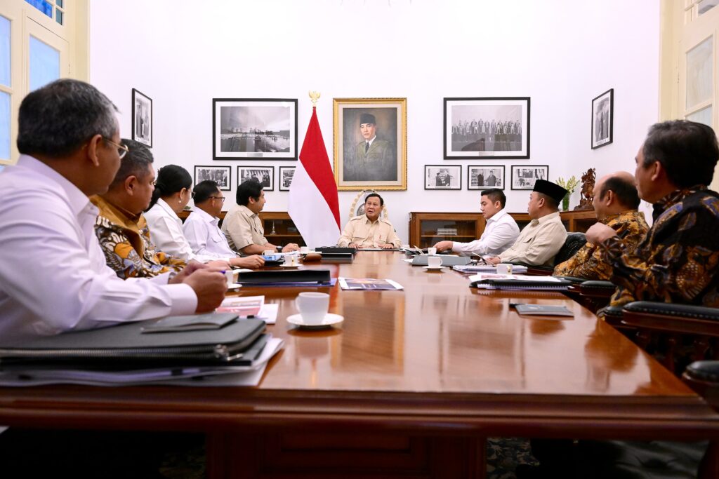 Presiden Prabowo Subianto memimpin rapat terbatas dengan sejumlah Menteri Kabinet Merah Putih di Istana Merdeka, Jakarta, Selasa (07/01/2025). (Dok/BPMI Setpres)