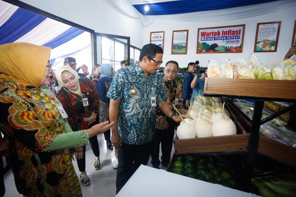 Penjabat Gubernur Jawa Tengah, Nana Sudjana, meresmikan BKK Si-Manis Mart di Pusat Kuliner Banyuono, Purwodadi, Kabupaten Grobogan, Selasa (14/1/2025). (Dok/Humas Jateng)