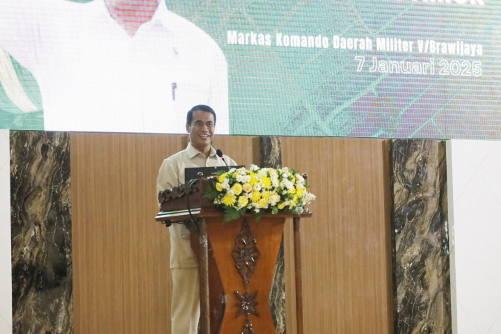 Menteri Pertanian Andi Amran Sulaiman memberikan sambutan dalam Rapat Koordinasi Percepatan LTT di Surabaya, Jawa Timur, Selasa (7/1/2025). (Dok/Kementan RI)