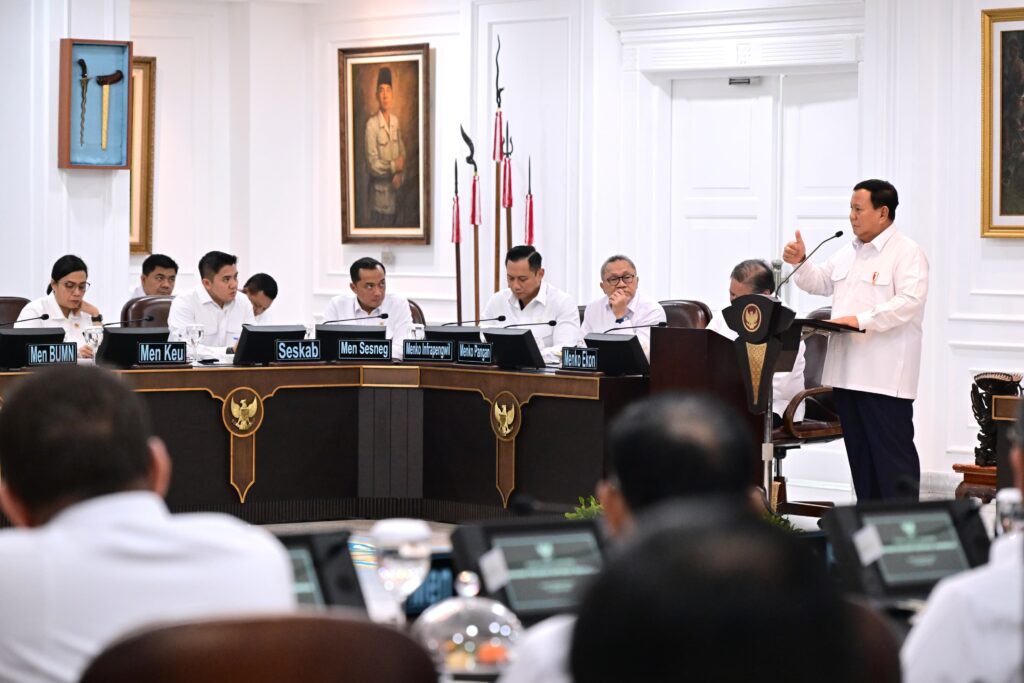 Presiden Prabowo Subianto memberikan pengantar pada Sidang Kabinet Paripurna (SKP), di Ruang Sidang Kabinet, Istana Kepresidenan Jakarta, pada Rabu (22/01/2025). (Dok/BPMI Setpres)