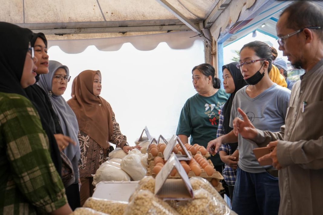 Warga Medan antusias berbelanja kebutuhan pokok dengan harga terjangkau di pasar murah yang digelar Pemko Medan. (Dok/Diskominfo Kota Medan)