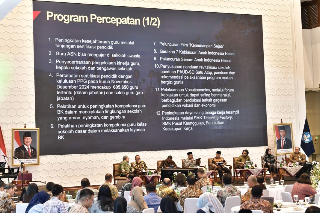 Menteri Pendidikan Dasar dan Menengah, Abdul Mu’ti, memberikan pemaparan capaian kinerja Kemendikdasmen sepanjang 2024 dalam Taklimat Media Akhir Tahun di Jakarta, Selasa (31/12/2024). (Dok/Kemendikdasmen)