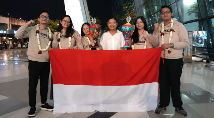 Tim debat Indonesia disambut Kepala Puspresnas Maria Veronica Irene Herdjiono di Bandara Soekarno-Hatta usai meraih prestasi di WUDC Panama, Senin (7/1/2025). (Dok/Kemendikdasmen)