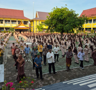 Menteri Pendidikan Dasar dan Menengah, Abdul Mu'ti, memimpin Senam Anak Indonesia Hebat (SAIH) bersama siswa dan guru di SMPN 4 Pekanbaru, Jumat (10/1/2025). (Dok/Kemendikdasmen)