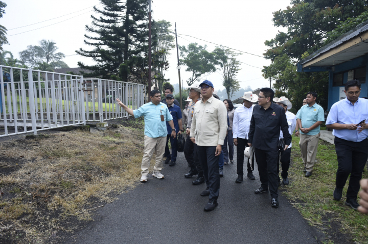 Wakil Menteri Pertanian Sudaryono berbicara dengan pengusaha ternak saat kunjungan kerja di Surabaya, Jawa Timur, Selasa (7/1/2025). (Dok/Kementan RI)