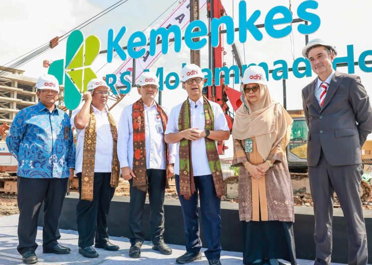 Peletakan batu pertama pembangunan Gedung Onkologi Terpadu RS Mohammad Hoesin, yang dilakukan oleh Menkes Budi Gunadi Sadikin, bersama Sekretaris Daerah, Direktur Utama, dan jajaran direksi RSMH, di Palembang, Rabu (8/1/2025). (Dok/Kemenkes)