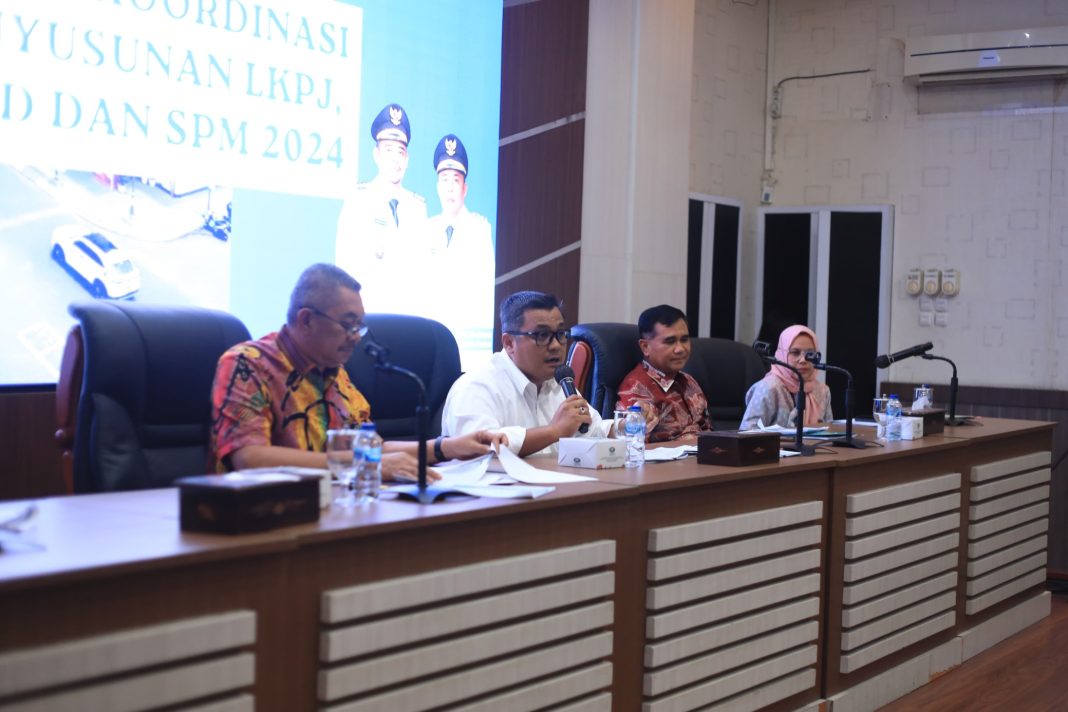 Pj Sekda Kota Medan, Topan Obaja Putra Ginting, memimpin Rapat Koordinasi Penyusunan LKPJ, LPPD, dan LSPM Tahun 2024 di Ruang Rapat III Kantor Wali Kota Medan, Kamis (9/1/2025). (Dok/Diskominfo Kota Medan)