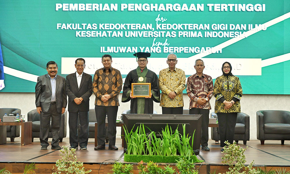 Acara pemberian penghargaan tertinggi oleh UNPRI Medan kepada ilmuwan Indonesia, termasuk Prof dr Taruna Ikrar, di Ballroom UNPRI, Medan, Sabtu (4/1/2025). (Dok/Diskominfo Sumut)