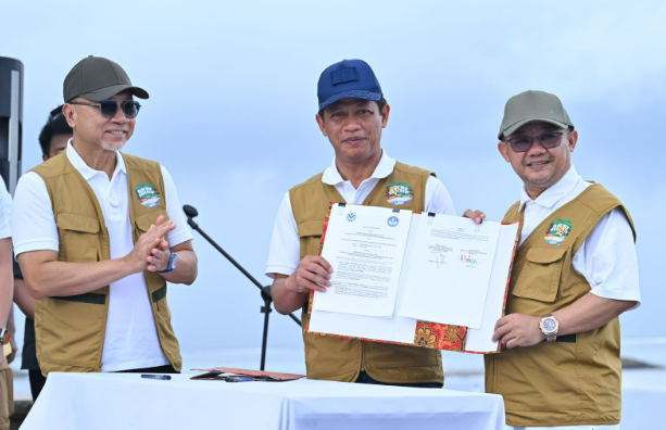 Menteri Pendidikan Dasar dan Menengah, Abdul Mu'ti, dan Menteri Lingkungan Hidup, Hanif Faisol Nurofiq, menandatangani nota kesepahaman (MoU) dalam rangka Aksi Bersih Sampah Laut di Pantai Kuta, Bali, Sabtu (4/1/2025). (Dok/Kemendikdasmen)