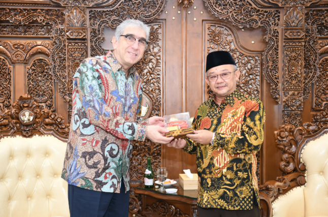 Menteri Pendidikan Dasar dan Menengah (Mendikdasmen), Abdul Mu’ti, menerima kunjungan dari Representative United Nations Population Fund (UNFPA), Mr Hassan Mohtashami, pada Jumat (3/1/2025) di Jakarta. (Dok/Kemendikdasmen)