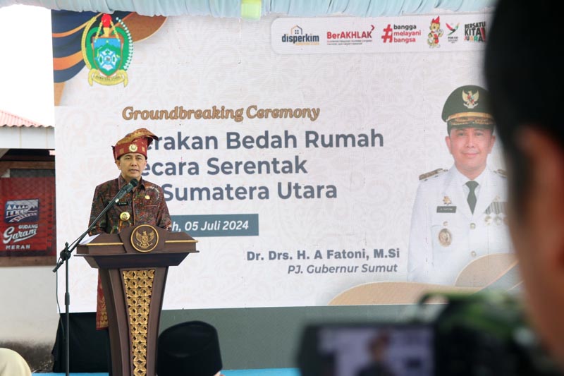 Pj Gubernur Sumut Agus Fatoni saat memberikan arahan kepada bupati dan wali kota di Sumut terkait percepatan program tiga juta rumah, Kamis (30/1/2025). (Dok/Diskominfo Sumut)