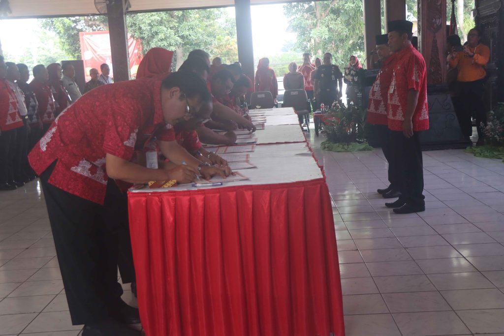 Bupati Semarang, Ngesti Nugraha, menandatangani pakta integritas pelaksanaan APBD 2025 bersama 46 pimpinan OPD, di pendapa rumah dinas bupati, Kamis (2/1/2025). (Dok/Diskominfo Jateng)