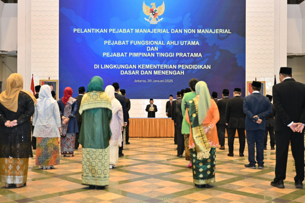 Mendikdasmen Mu`ti melantik Pejabat Fungsional Ahli Utama dan Pimpinan Tinggi Pratama di Kemendikdasmen, Jakarta, pada Senin (20/1/2025). (Dok/Kemendikdasmen)