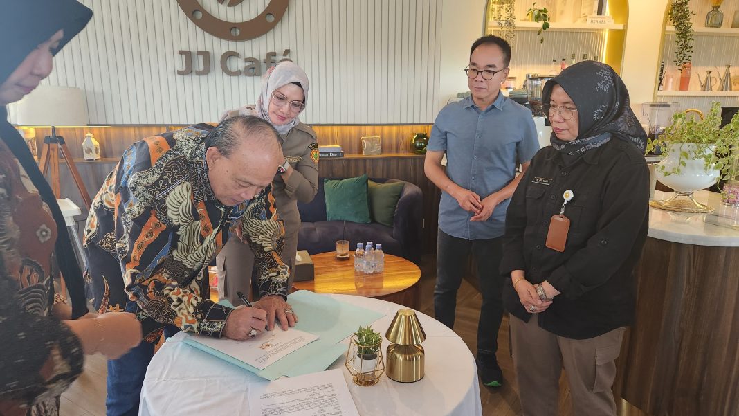 Penandatanganan Nota Kesepahaman (MoU) antara PT Sembilan Sejahtera dan 15 perusahaan anggota APPDI untuk mendukung percepatan P2SDN, Senin (21/1/2025). (Dok/Humas PKH)