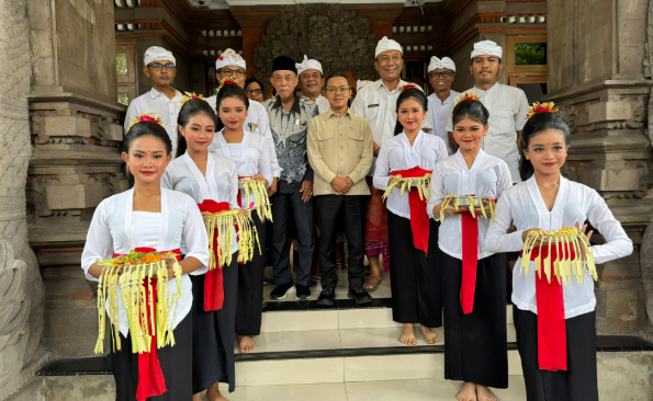 Wakil Menteri Pendidikan Dasar dan Menengah, Fajar Riza Ul Haq, disambut tarian Bali dan gamelan oleh peserta didik SMP Dwijendra dalam kunjungan ke Denpasar, Bali, pada Selasa (14/1/2025). (Dok/Kemendikdasmen)