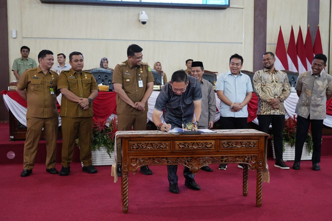 Wali Kota Medan Bobby Nasution bersama Ketua DPRD Kota Medan Wong Chun Sen menandatangani Propemperda 2025 pada rapat paripurna di Gedung DPRD Kota Medan, Senin (20/1/2025). (Dok/Diskominfo Kota Medan)