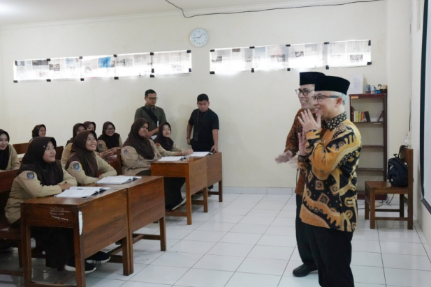 Wamendikdasmen Atip Latipulhayat meninjau pembelajaran coding di SMA Ali Maksum Krapyak, Yogyakarta, Jumat (17/1/2025). (Dok/Kemendikdasmen)