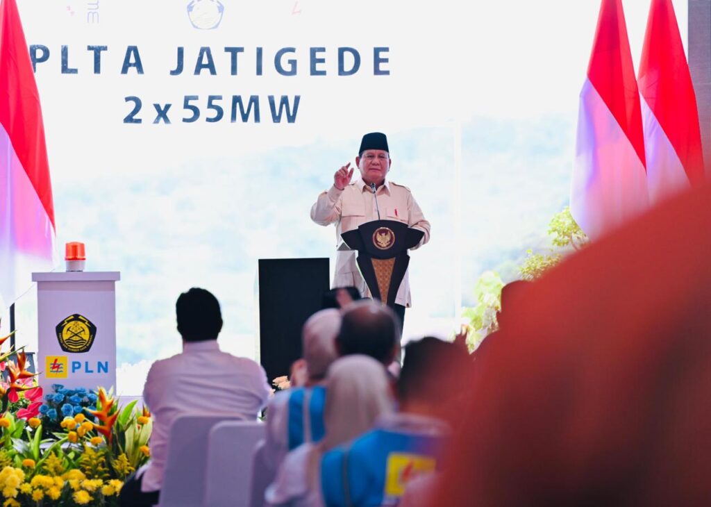 Presiden Prabowo Subianto meresmikan 37 proyek strategis ketenagalistrikan nasional yang mencakup 26 pembangkit listrik dengan kapasitas total 3,2 gigawatt, serta 11 jaringan transmisi dan gardu induk di kawasan Pembangkit Listrik Tenaga Air (PLTA) Jatigede, Kabupaten Sumedang, Jawa Barat, Senin (20/01/2025). (Dok/BPMI Setpres)