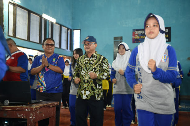 Menteri Abdul Mu’ti bersama para siswa dan guru SMP Negeri 1 Kotabaru, Karawang, mengikuti gerakan Senam Anak Indonesia Hebat (SAIH) pada Kamis (9/1/2025). (Dok/Kemendikdasmen)